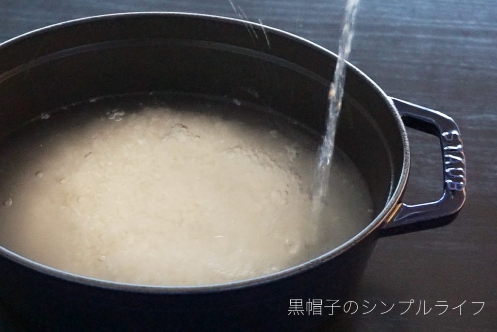 ストウブでの炊飯は吹きこぼれず簡単で美味しい ３合炊き 動画あり 黒帽子のシンプルライフ